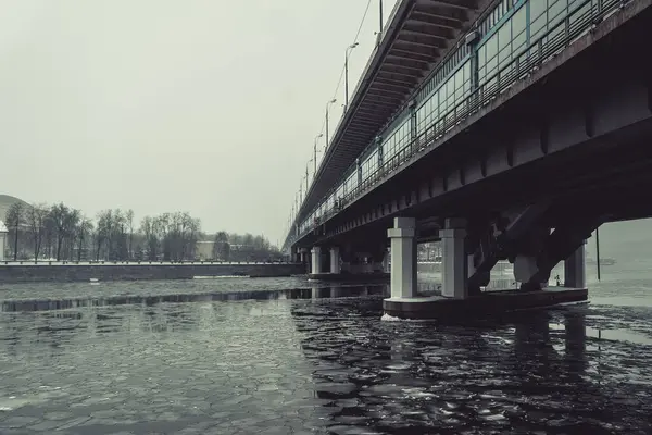 Ponte Sul Fiume Sul Fiume Ghiaccio Foto Inverno — Foto Stock