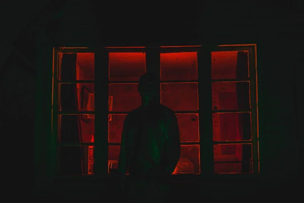 Arka planda arka planda bir adam, gece çekilmiş bir fotoğraf.