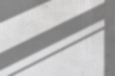 Gri beton zeminde ışık ve gölge kavramı