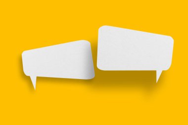 Konuşma baloncuğu şeklinde beyaz kağıt sarı arka plana ayarlandı. İletişim baloncukları.