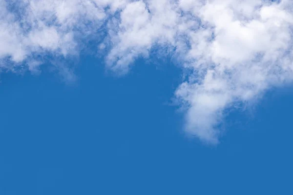 Blauwe Lucht Witte Wolken Een Heldere Lucht Buiten — Stockfoto