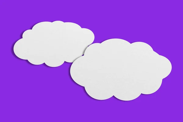 紫色の背景デザインに白い雲紙のスピーチバルーン — ストック写真