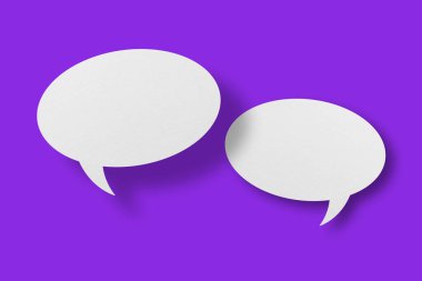 Beyaz kağıt, mor arka planda konuşma baloncukları şeklinde. İletişim balonları. Tasarım.