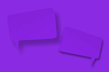 Mor arka planda, konuşma baloncukları şeklinde mor bir kağıt. İletişim balonları. Tasarım.