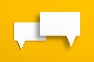 konuşma balonu şekli beyaz kağıt sarı arkaplan haberleşme baloncukları izole.