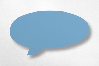 Konuşma balonu şeklindeki mavi kağıt beyaz arka planda izole edilmiş. iletişim baloncukları