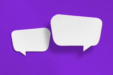 Konuşma baloncukları olan beyaz kağıt mor arkaplan iletişim baloncukları tasarımı üzerine izole