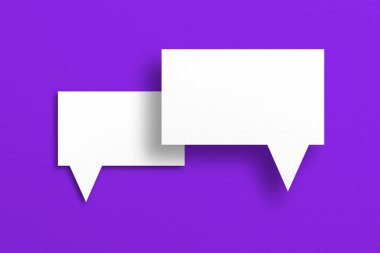 Konuşma baloncukları olan beyaz kağıt mor arkaplan iletişim baloncukları tasarımı üzerine izole