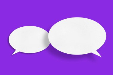Beyaz kağıt, mor arka planda konuşma baloncukları şeklinde. İletişim balonları. Tasarım.