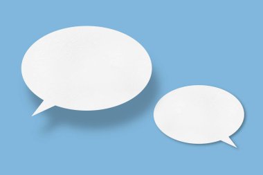 Konuşma baloncukları olan beyaz kağıt mavi arkaplan iletişim baloncukları tasarımı üzerine izole.
