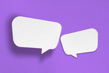 Konuşma baloncukları olan beyaz kağıt mor arkaplan iletişim baloncukları tasarımı üzerine izole