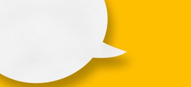 Sarı arkaplanda beyaz kağıt konuşma balonu.