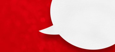 Kırmızı bokeh arkaplan üzerine beyaz noel kağıdı konuşma balonu.