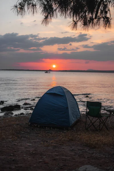 Gün batımında deniz kenarında kamp yapmak.