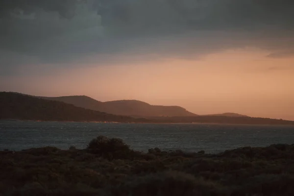 Yol üzerinde gün batımı deniz kenarında