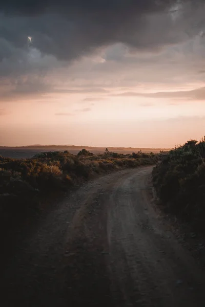 Yol üzerinde gün batımı deniz kenarında
