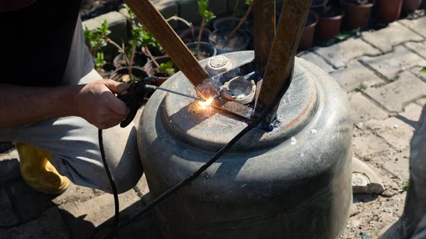 Bir adam kaynak yapıyor. kıvılcım ve kaynak