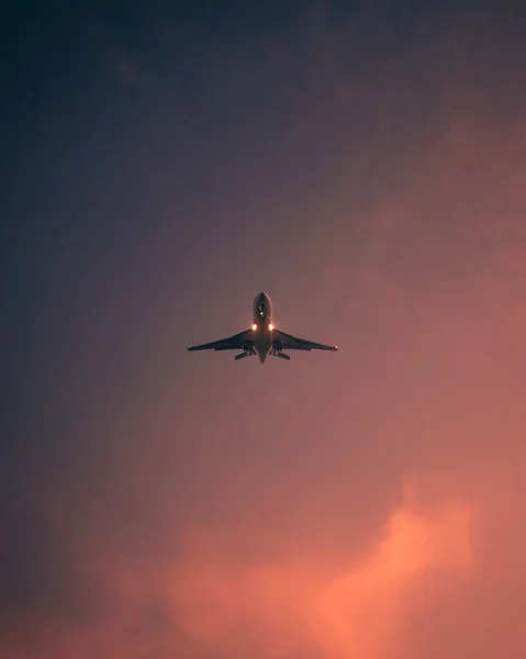 Gün batımında iniş uçak