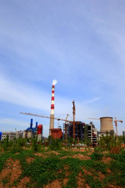 Endüstriyel bitki ekipmanları ve mavi gökyüzü beyaz bulutları