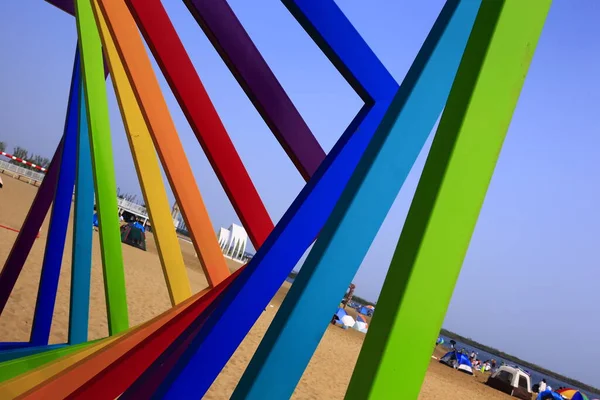 Modern inşaat çeliği, gelecekte gerçeküstü tasarım, yedi renk