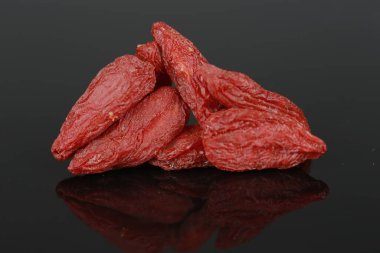 Kuru kurt üzümü arka planda izole edilmiş.