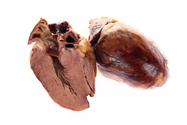 Beyaz arka planda pişmiş domuz kalbi, çok özgür.