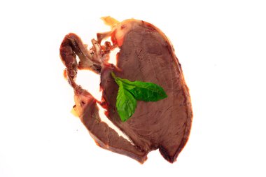 Beyaz arka planda pişmiş domuz kalbi, çok özgür.