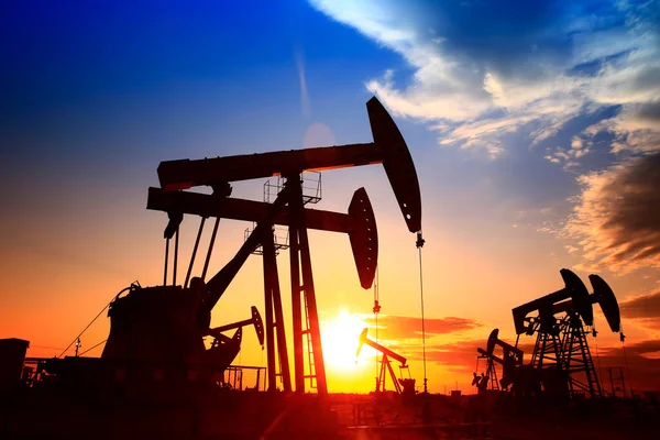 Petrol pompası, endüstriyel ekipman, petrol çıkarma.