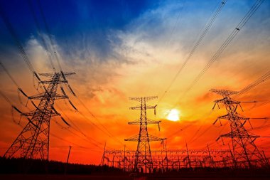 Elektrik kulesi, gün batımında siluet.