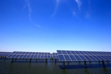 Su üzerindeki güneş panelleri