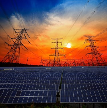Güneş panelleri ve elektrik kuleleri, güç ekipmanları, günbatımında