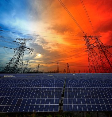 Güneş panelleri ve elektrik kuleleri, güç ekipmanları, günbatımında