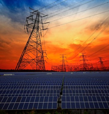 Güneş panelleri ve elektrik kuleleri, güç ekipmanları, günbatımında