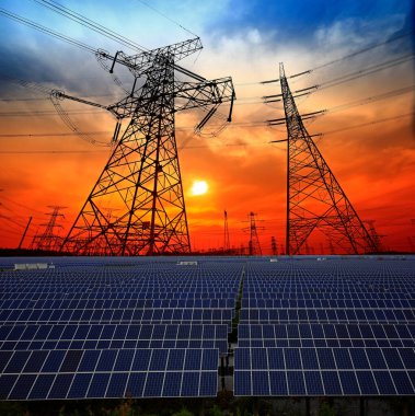 Güneş panelleri ve elektrik kuleleri, güç ekipmanları, günbatımında
