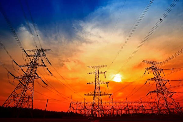 Elektrik kulesi, gün batımında siluet.
