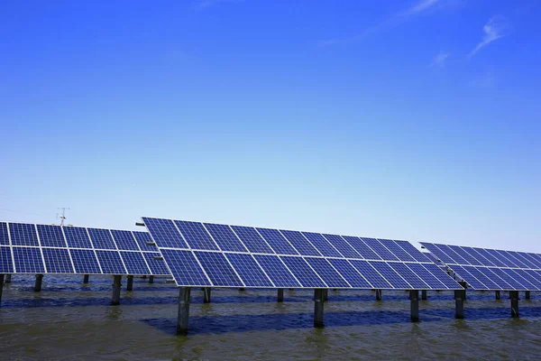 Su üzerindeki güneş panelleri