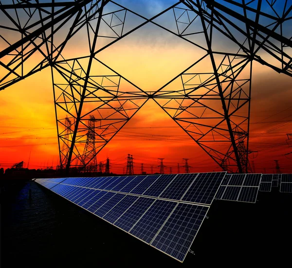 Güneş Panelleri Elektrik Kuleleri Güç Ekipmanları Günbatımında — Stok fotoğraf