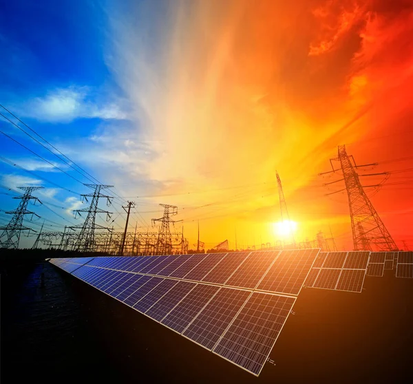 Güneş panelleri ve elektrik kuleleri, güç ekipmanları, günbatımında
