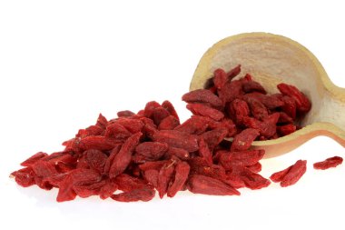 Kuru kurt üzümü arka planda izole edilmiş.