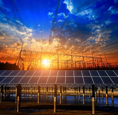 Güneş panelleri ve elektrik kulesi, yeşil enerji