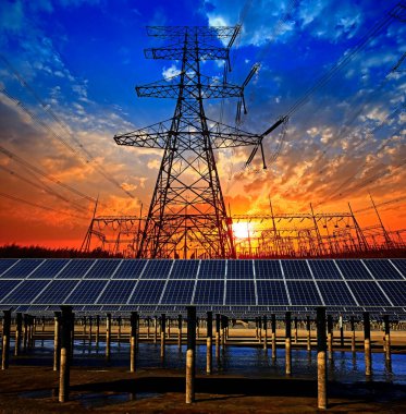 Güneş panelleri ve elektrik kulesi, yeşil enerji