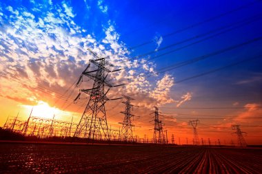 Gün batımında pilon, elektrikli güç ekipmanı