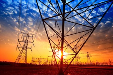 Gün batımında pilon, elektrikli güç ekipmanı