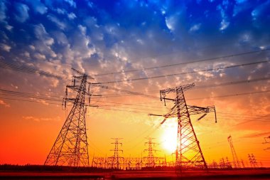 Gün batımında pilon, elektrikli güç ekipmanı