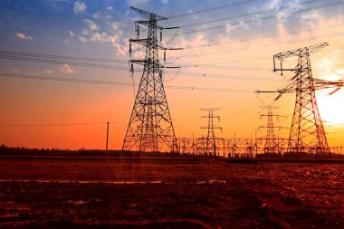 Gün batımında pilon, elektrikli güç ekipmanı