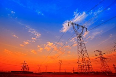 Gün batımında pilon, elektrikli güç ekipmanı