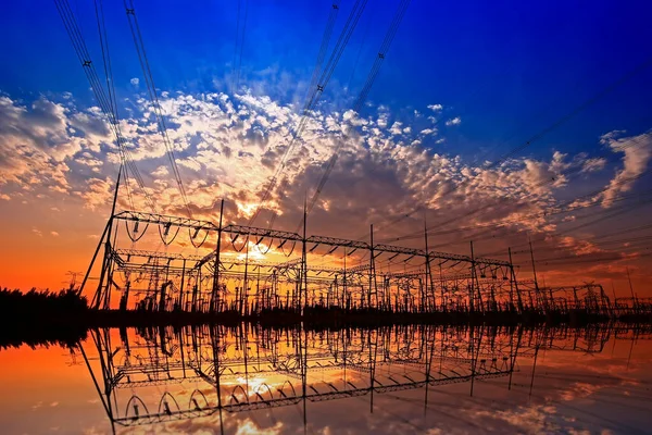 日没時のパイロン 電気機器 — ストック写真