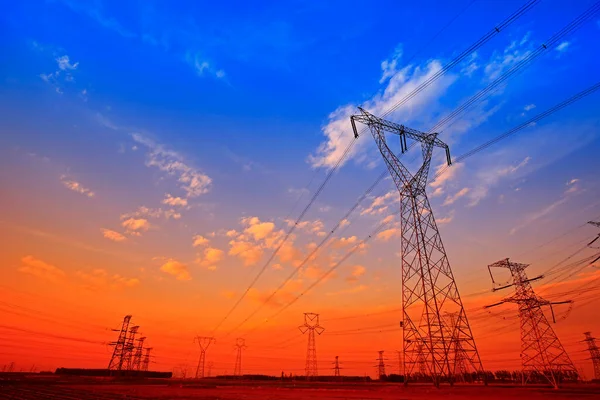 Gün batımında pilon, elektrikli güç ekipmanı