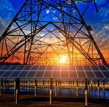 Güneş panelleri ve elektrik kulesi, yeşil enerji