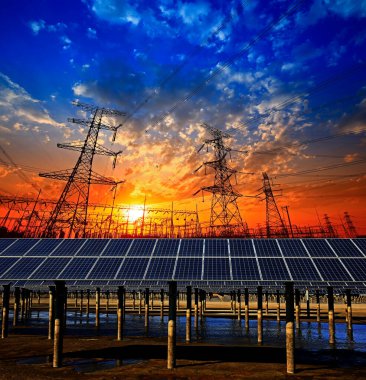 Güneş panelleri ve elektrik kulesi, yeşil enerji